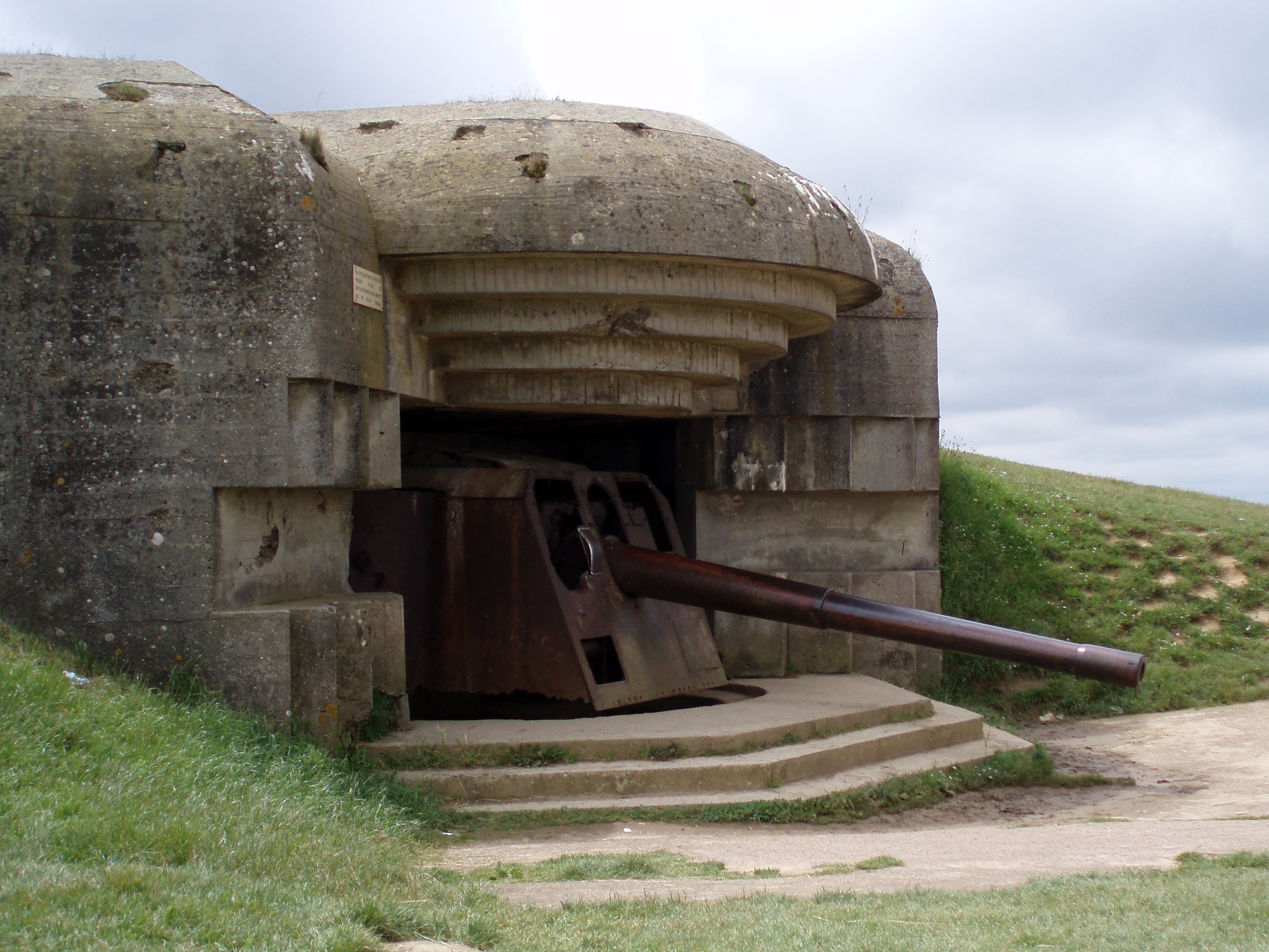 Duitse bunker en kanon bij Longues