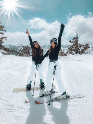 Twee vrouwen aan het skieen in wintersportgebied La Plagne, waar ze hebben genoten van een hotel onderweg